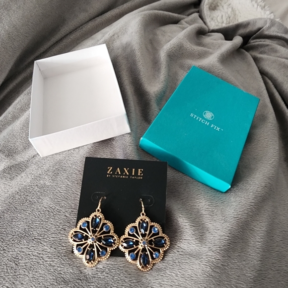 Zaxie Earrings - Picture 5 of 8